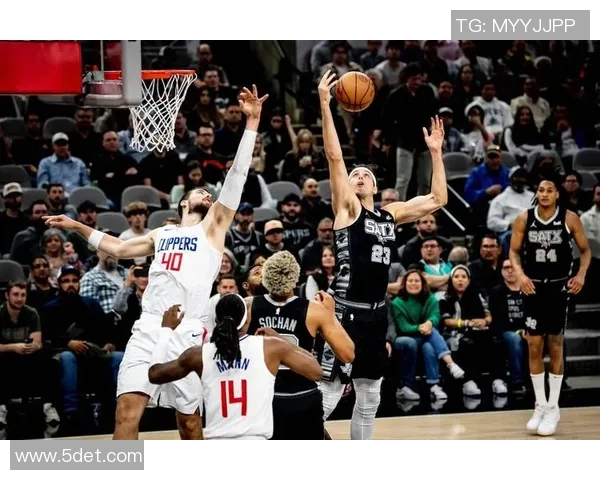 快船大胜马刺,莱昂纳德砍下30分 快船大胜马刺,莱昂纳德砍下30分