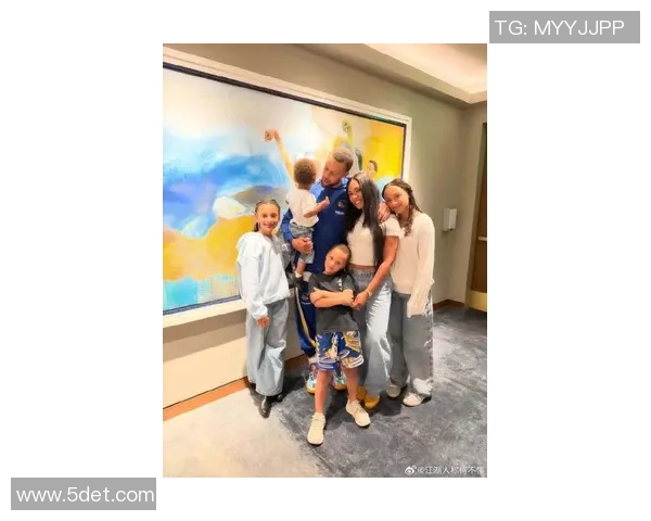 库里与妻子Ayesha合影曝光，恩爱露齿笑容温暖人心